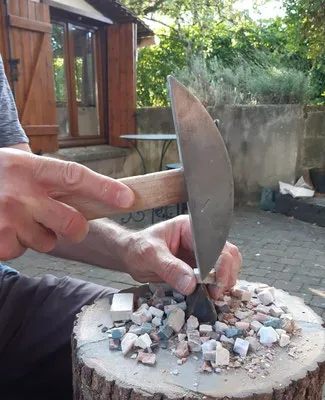 Taille d'une tesselle à la main, au marteau